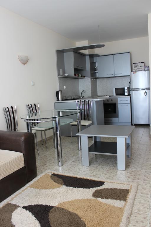 Sb Rentals Apartments In Blue Marine Complex Pantai Sunny Bagian luar foto