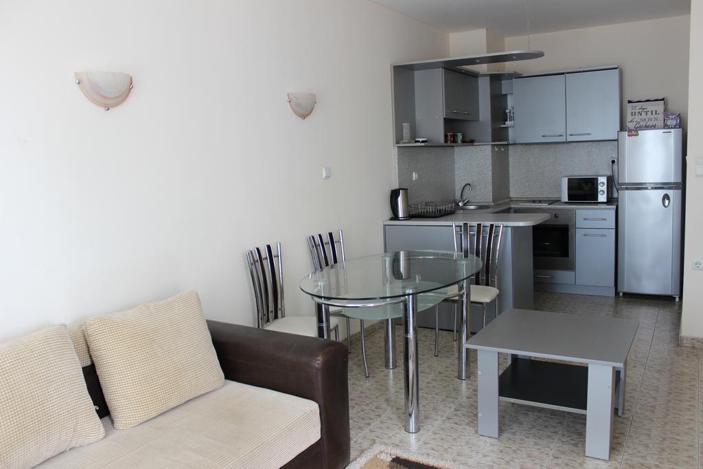 Sb Rentals Apartments In Blue Marine Complex Pantai Sunny Bagian luar foto